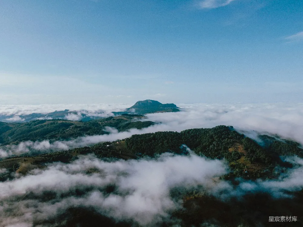 高清摄影 山峦之间低垂的云层俯视图
