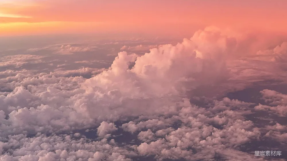 高清摄影 夕阳上方的粉色和橙色云朵