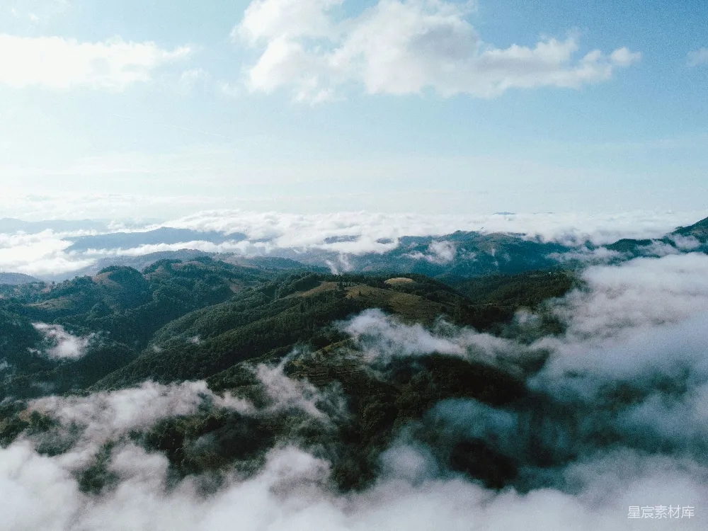 高清摄影 山峦起伏的山脉被云层覆盖的一幅空中俯瞰图