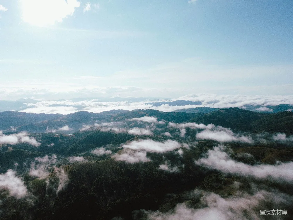 高清摄影 一幅山峦覆盖着云的空中景象