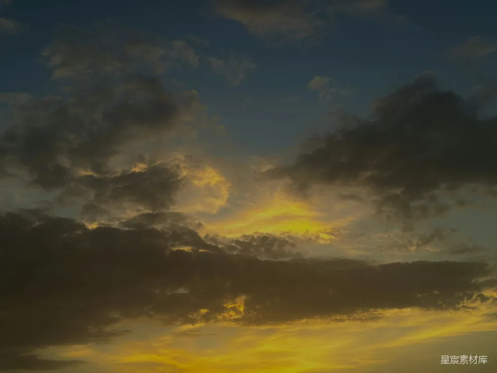 高清摄影 夕阳西下，海面上停着一艘船。