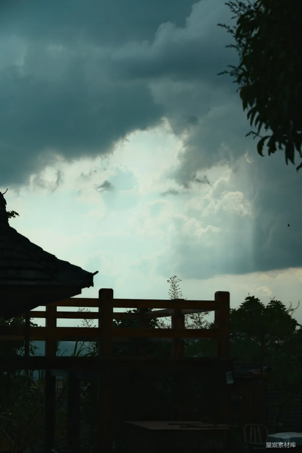 高清摄影 雷电交加的天空中，阳光穿透阴暗的身影。