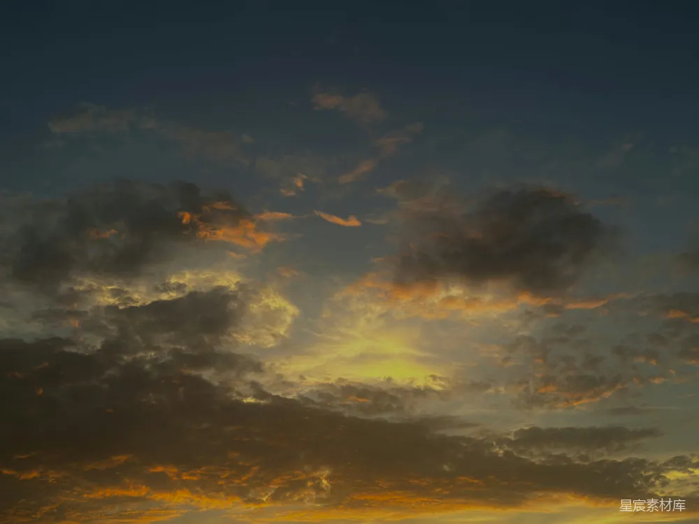 高清摄影 夕阳落下在一片水域之上