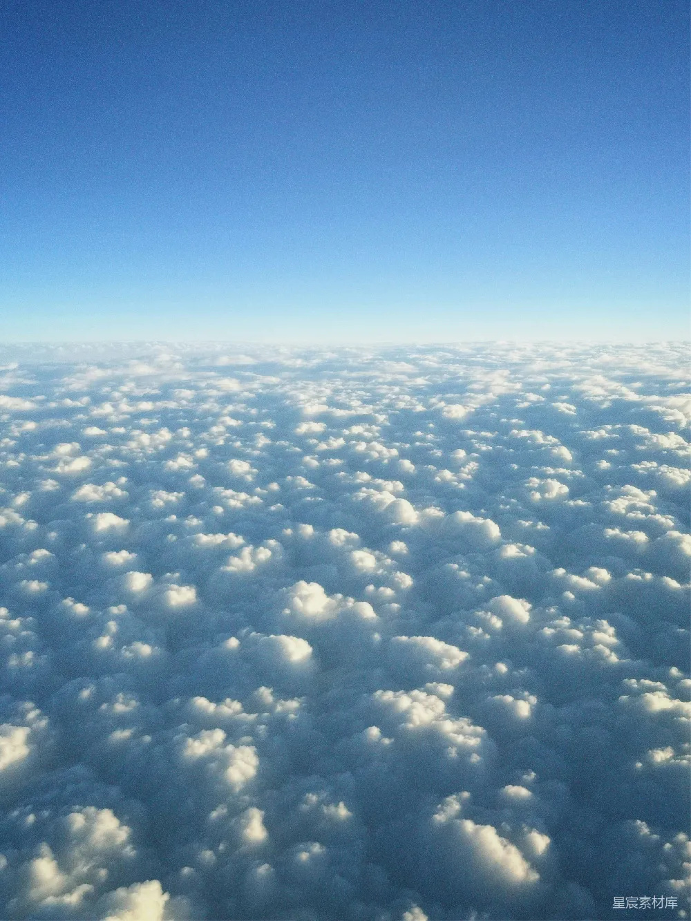 高清摄影 晴天时从空中看到的 fluffy 白色云朵。