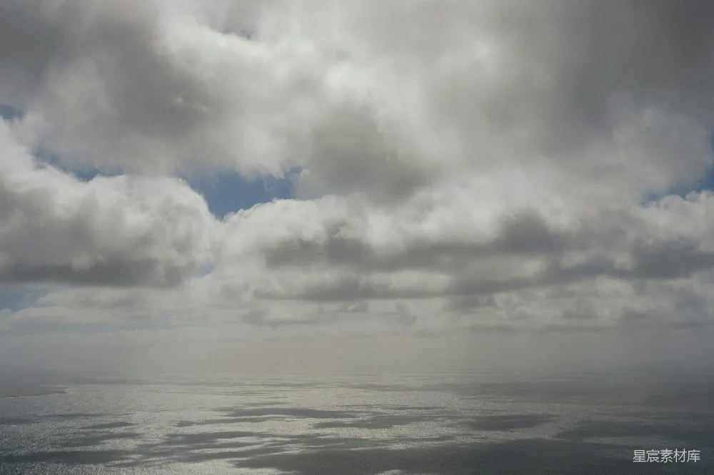 高清摄影 阴沉的天空，阳光在海面上反射。