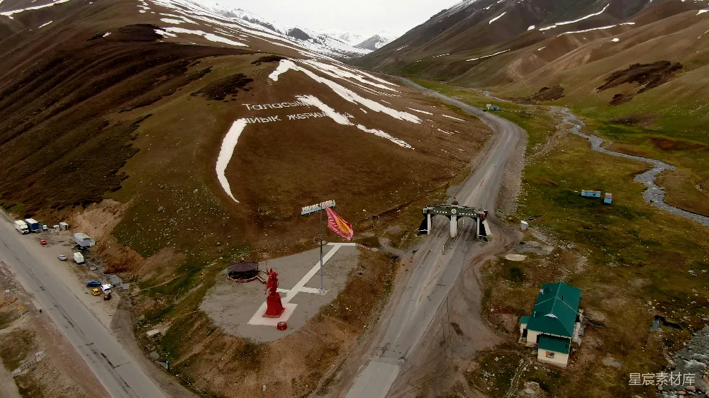 高清摄影 山间一条道路的空中俯视图