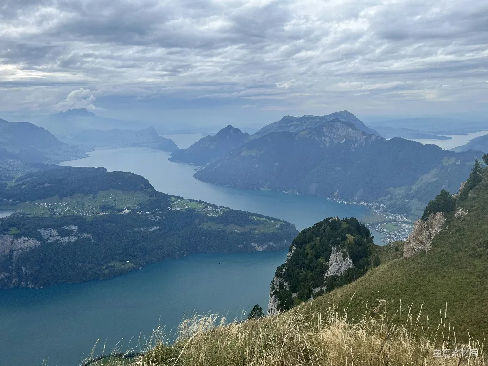 高清摄影 从山顶俯瞰一大片水域的景象