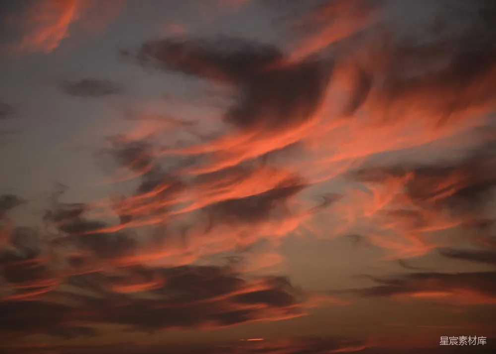 高清摄影 壮观的夕阳云彩，橙色的色彩鲜艳夺目。