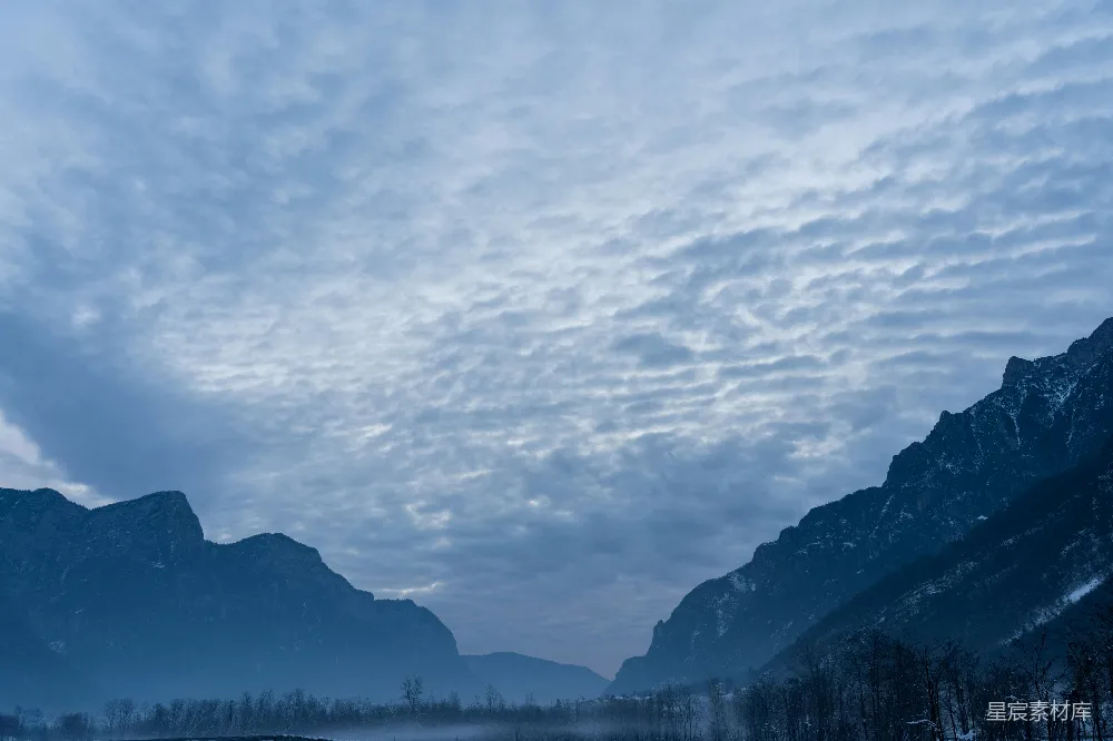 高清摄影 山峦的风景，天空中飘浮着云朵。