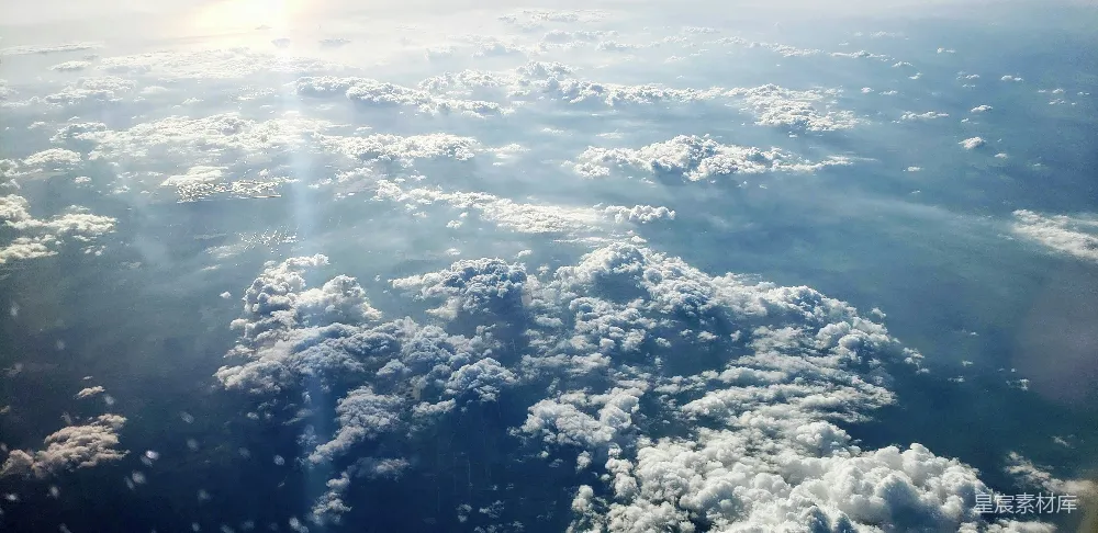 高清摄影 云海中的阳光斜射图景。