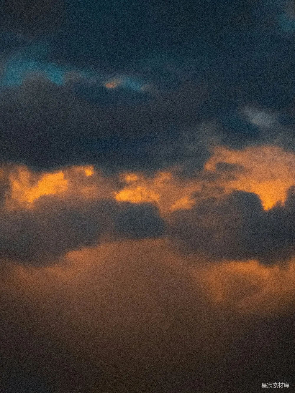 高清摄影 戏剧性的天空，布满暗云，夕阳余晖橙黄。
