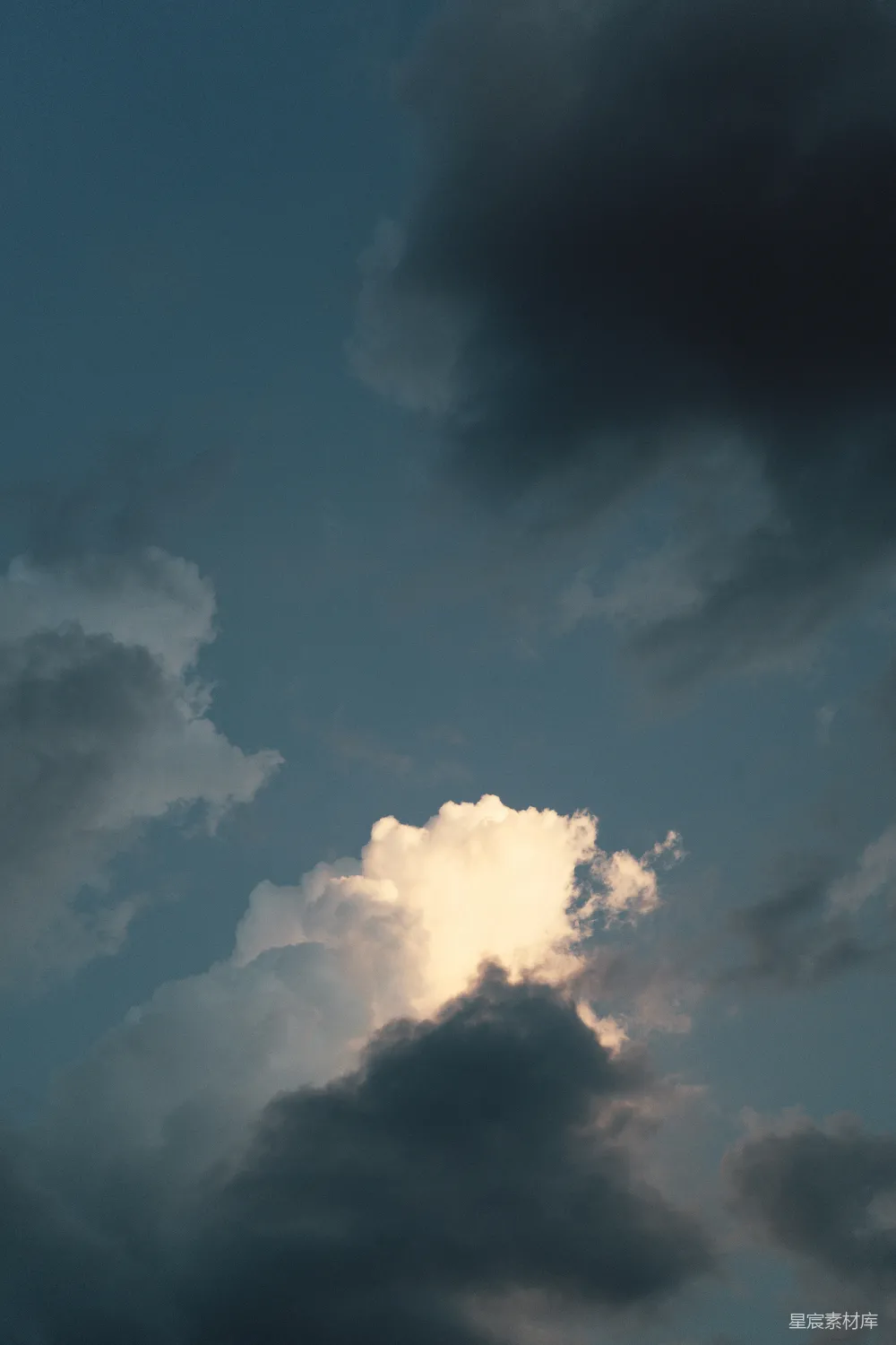 高清摄影 壮丽的云层在金色的夕阳光辉中熠熠生辉。