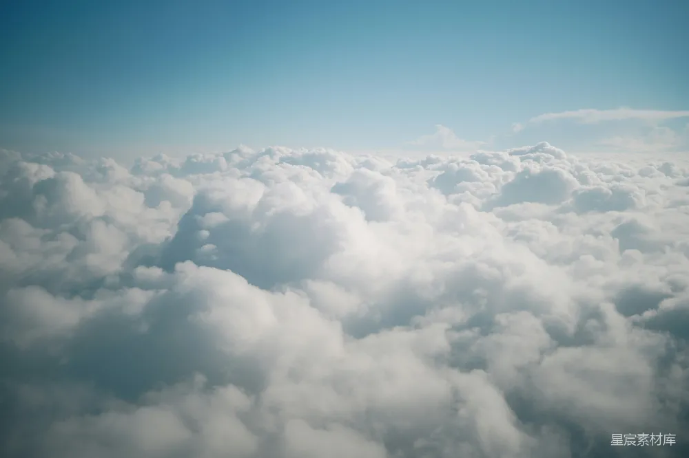 高清摄影 fluffy 白色的云 fills 填满 the sky 上空。