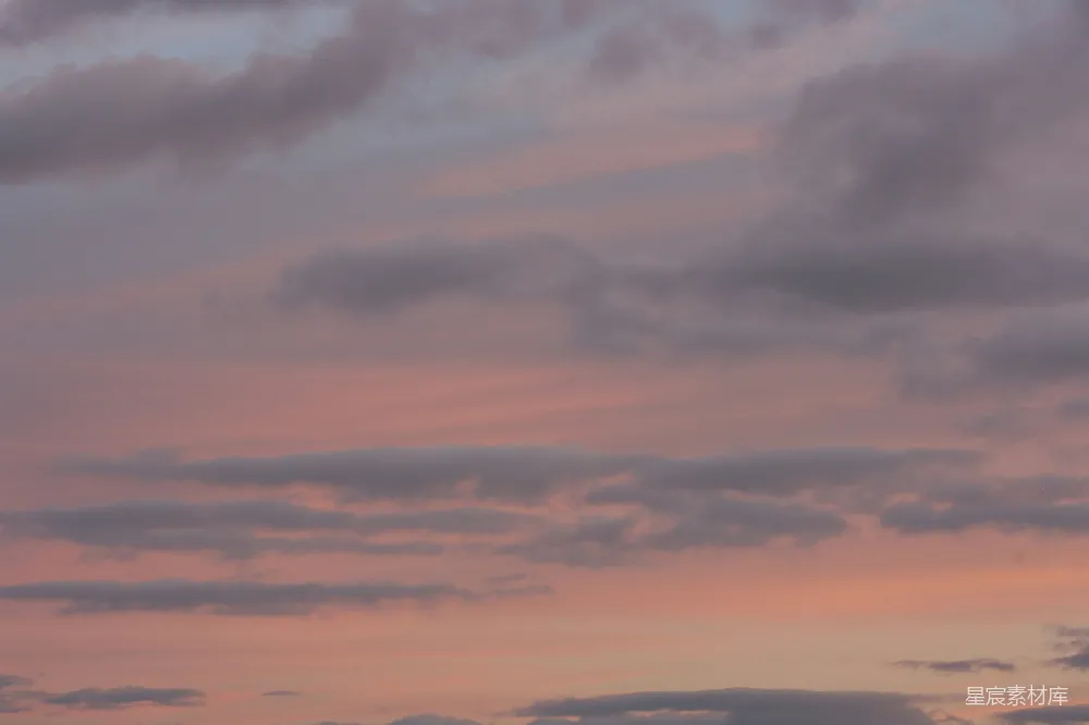 高清摄影 夕阳下的淡粉色和灰色云朵