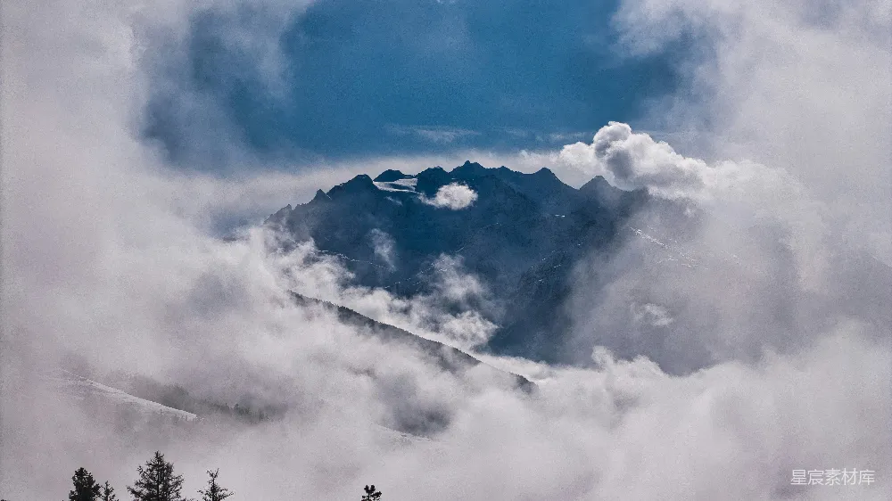 高清摄影 巍峨山峰从云海中崛起