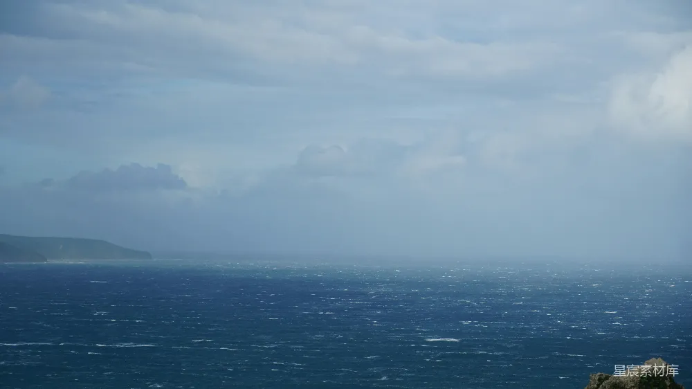 高清摄影 暴风雨中的远方陆地在阴云密布的天空下