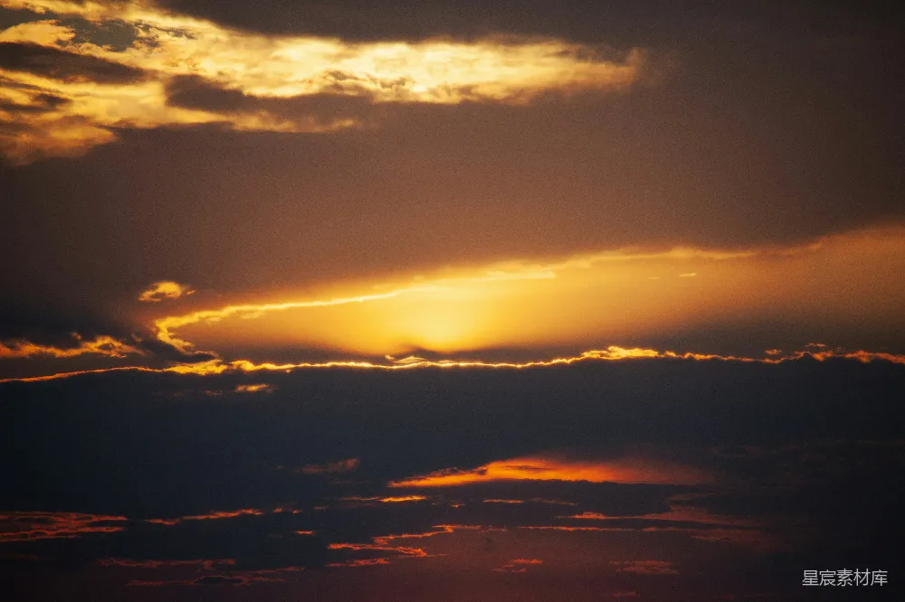 高清摄影 夕阳下飞翔在天际的飞机