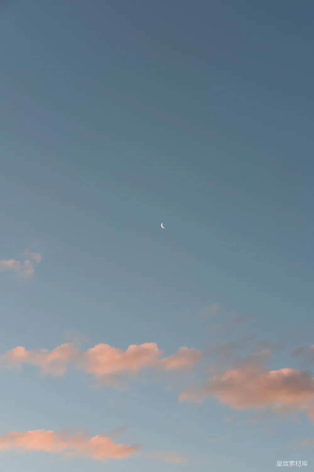高清摄影 高空飞翔的飞机，月亮在远方。