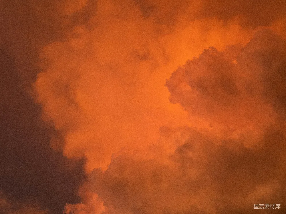 高清摄影 夕阳西下时，天空中充满了 dramatic 的橙色云朵。