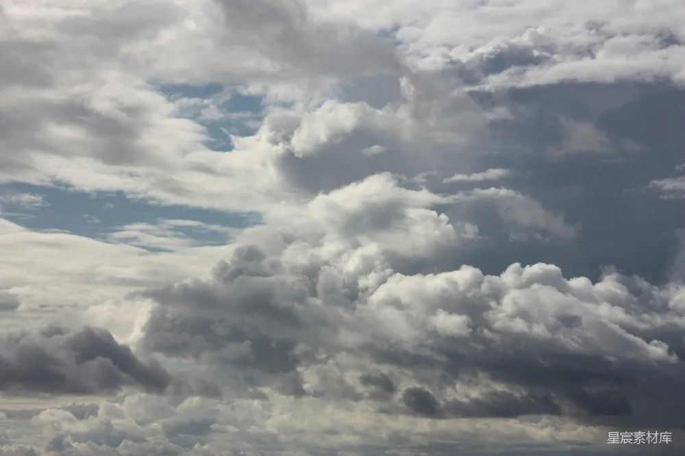 高清摄影 高空飞翔的飞机 surrounded by many clouds