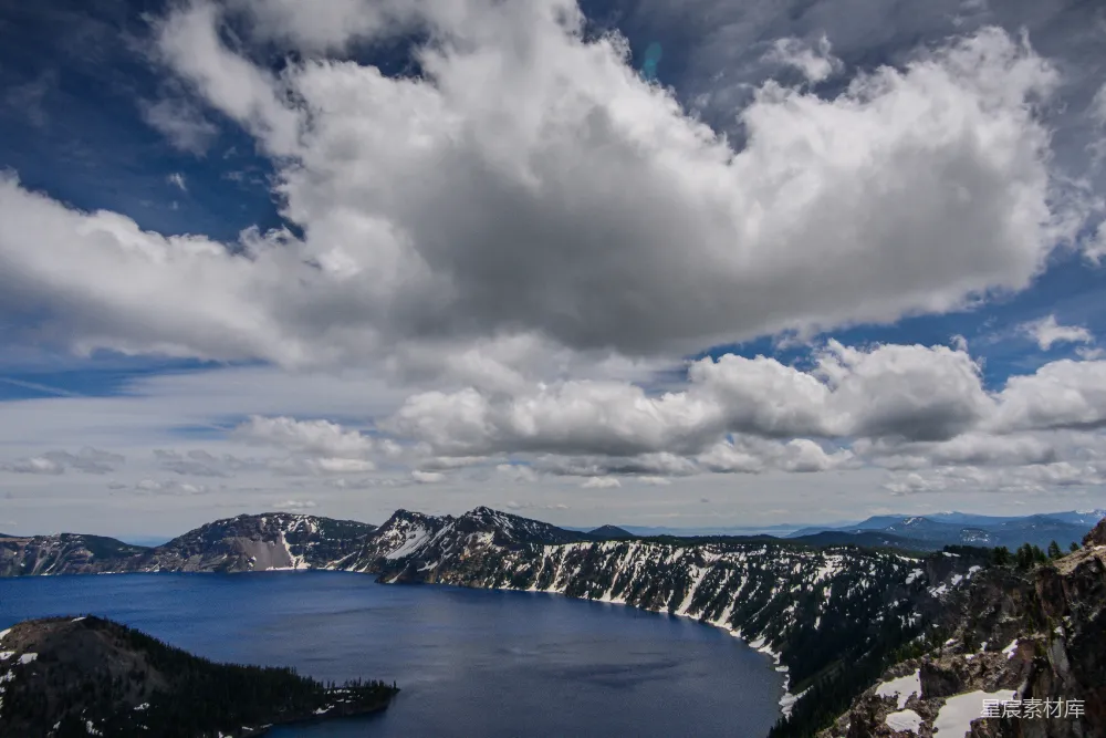 高清摄影 被山环绕的湖泊