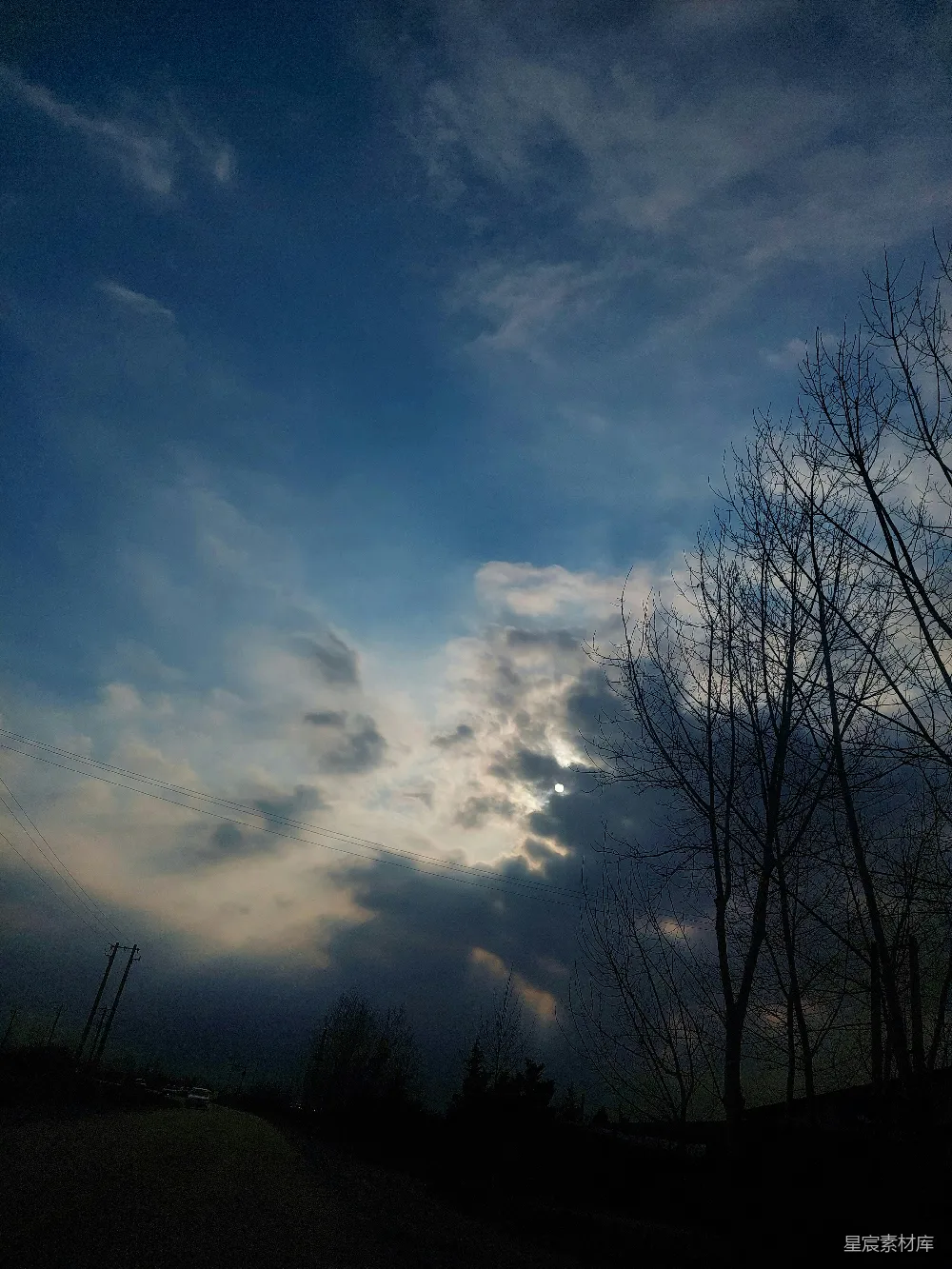 高清摄影 天空中的云层间阳光明媚。