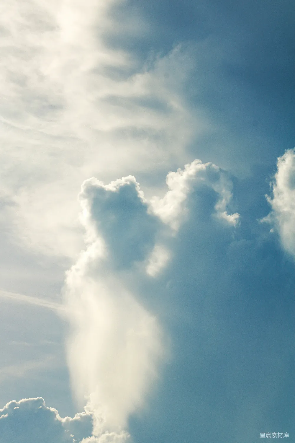高清摄影 高空飞行中的飞机 surrounded by many clouds