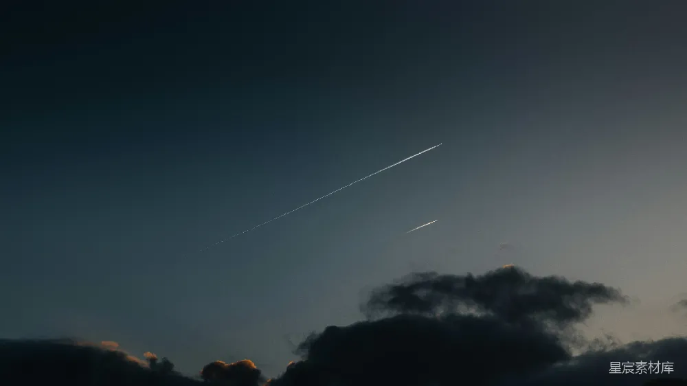 高清摄影 两架飞机在黑暗的天空中留下连串的尾迹。