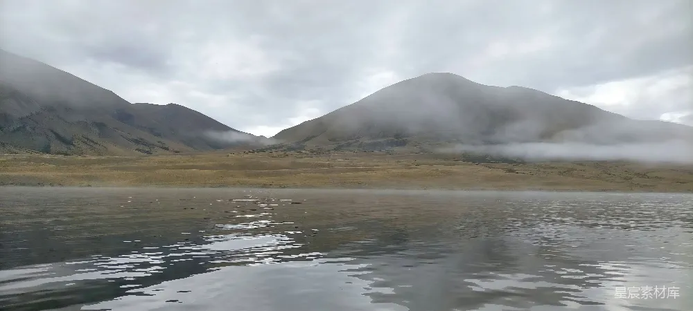 高清摄影 背景中有山的水域