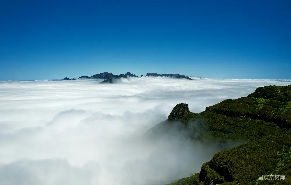高清摄影 山峦间低垂的云雾缭绕之景
