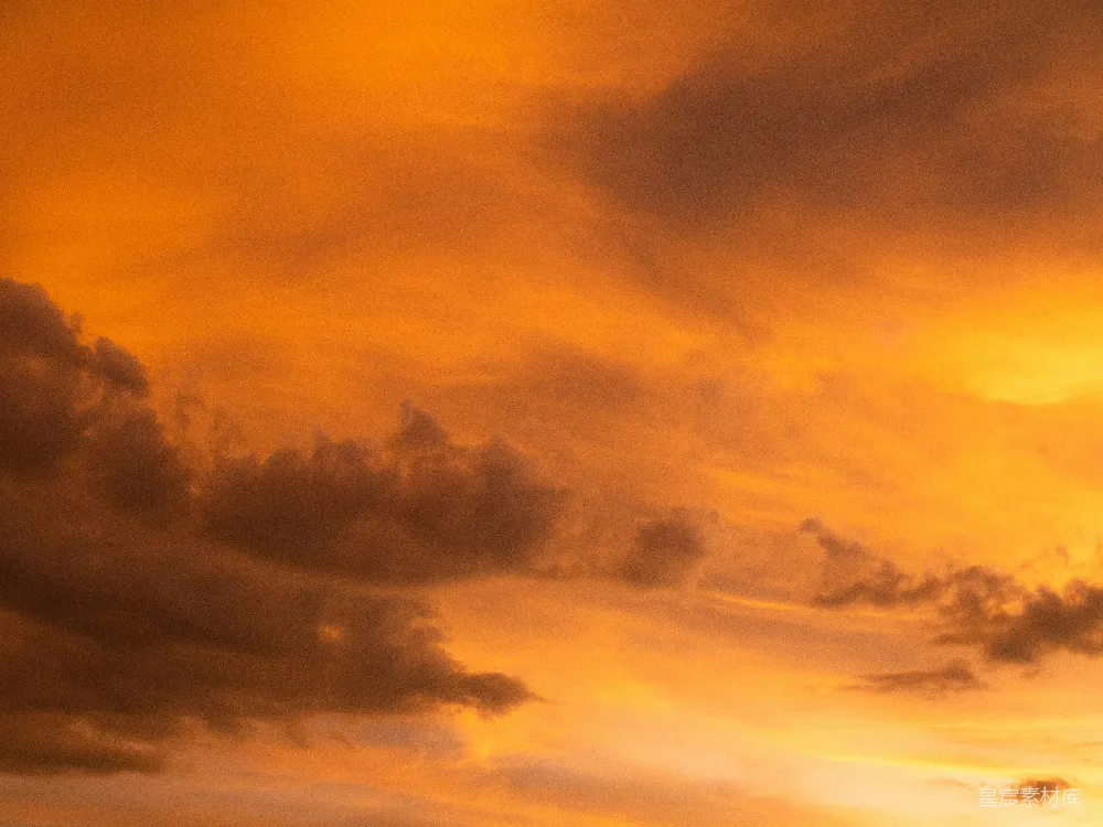 高清摄影 夕阳时壮丽的橙色天空与暗沉的云朵