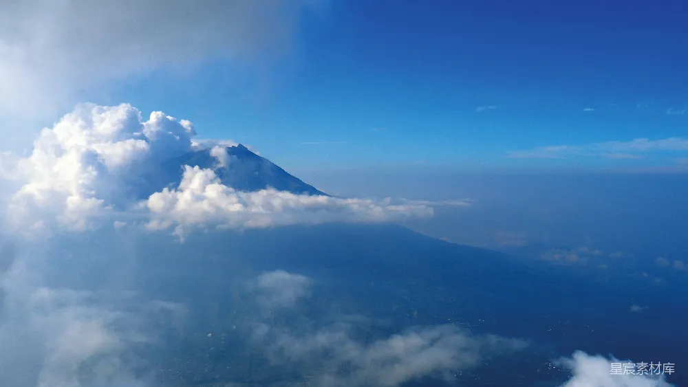 高清摄影 巍峨山峰耸立于蓝天白云之上。