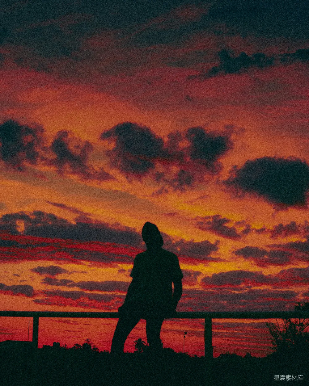 高清摄影 夕阳下站立在木码头的男人轮廓
