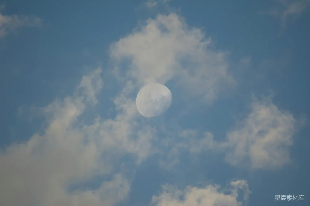 高清摄影 白天天空中可以看到月亮。