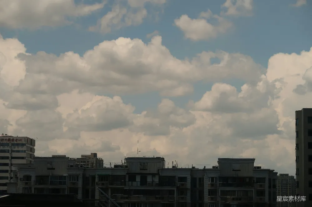 高清摄影 一组建筑上面有云朵