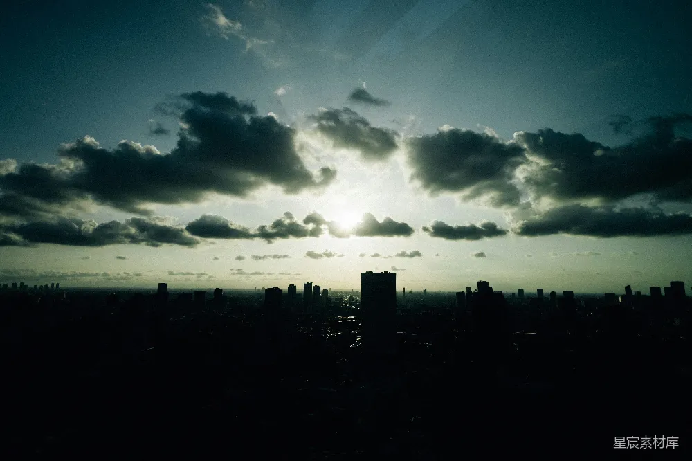 高清摄影 乌云遮住了城市的轮廓，映衬着一抹夕阳。