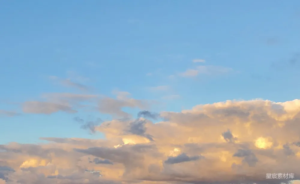 高清摄影 空中飞行的飞机，背景是云朵。