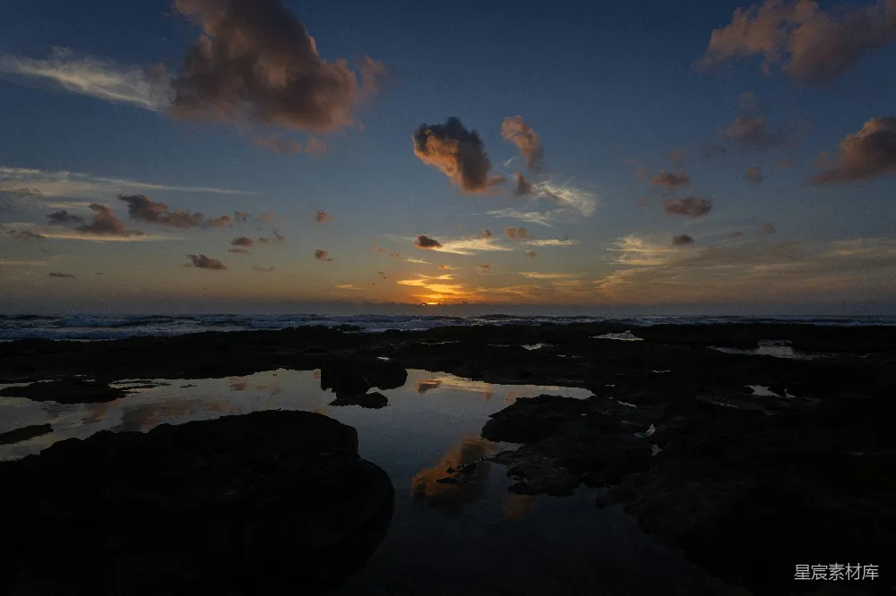高清摄影 夕阳映照在一片水域之上。