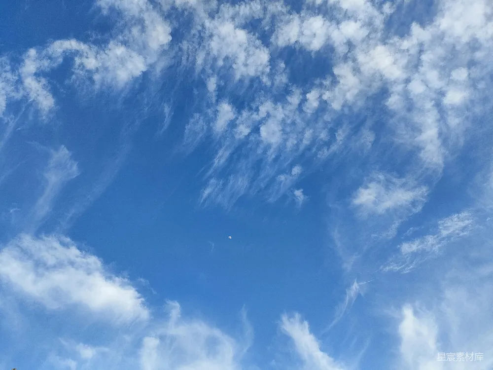 高清摄影  飘浮的白云在湛蓝的天空中游动。