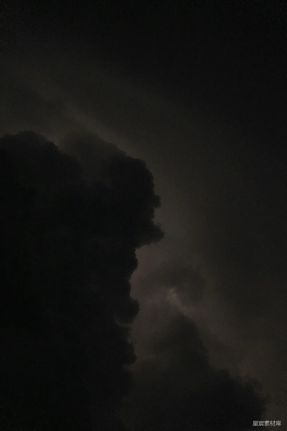 高清摄影 夜空布满了阴沉可怕的乌云。