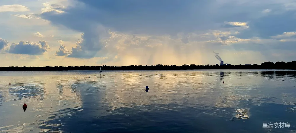 高清摄影 平静的湖泊在傍晚映射着一片阴云的天空。