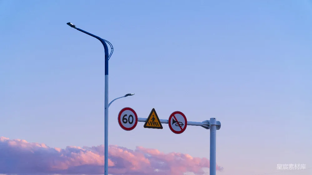 高清摄影 背景有一盏路灯的街道。