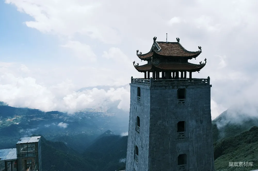 高清摄影 矗立在郁郁葱葱山坡之顶的高塔