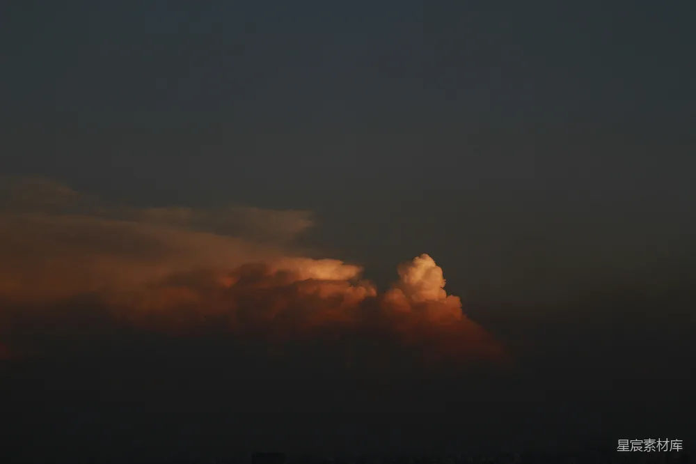 高清摄影 夕阳下飞翔在天际的飞机