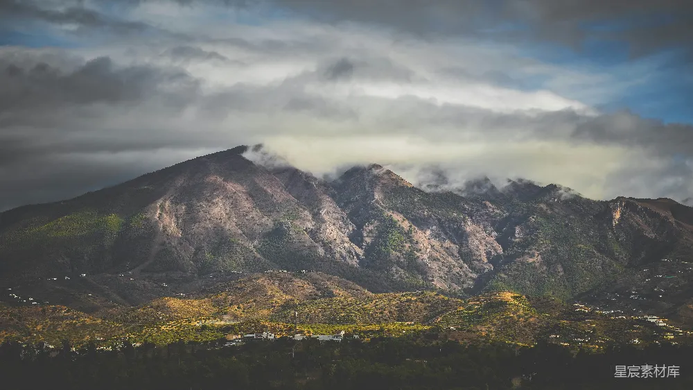高清摄影 山间云雾缭绕的一景