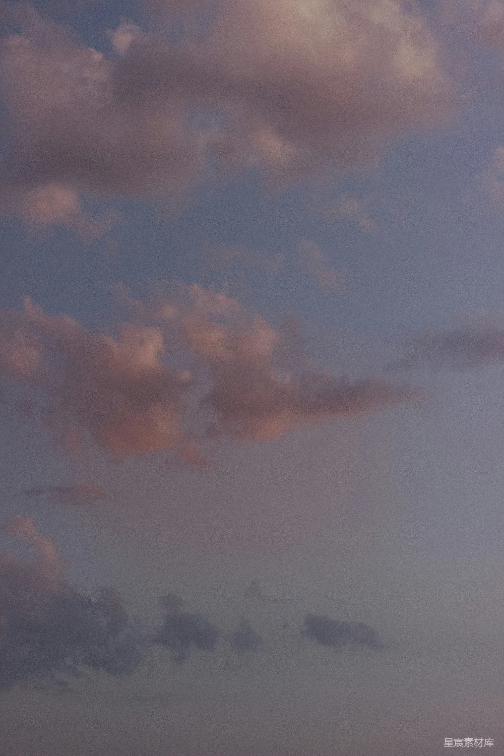 高清摄影 空中飞行的飞机，背景是云朵。