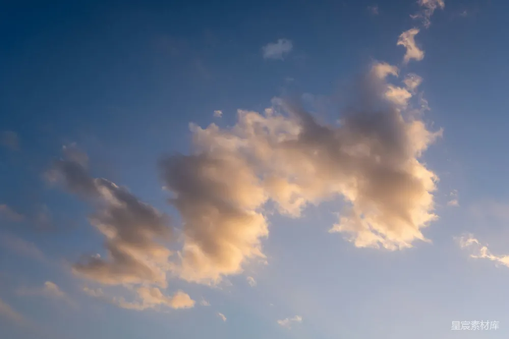 高清摄影 高空飞行的飞机 surrounded by many clouds