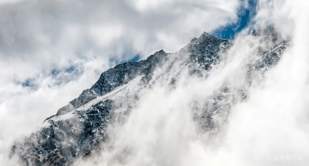 高清摄影 白雪覆盖的山被雾气笼罩着。