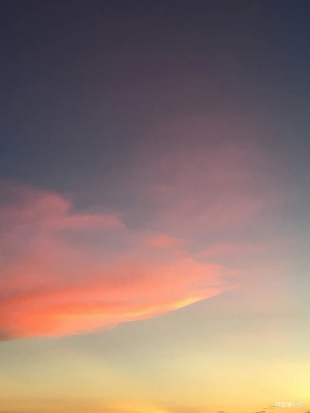 高清摄影 夕阳时分的橙色和黑色云朵