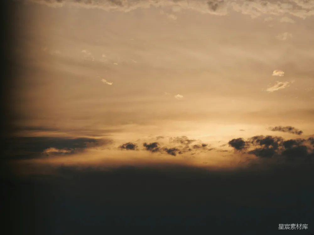 高清摄影 阴沉的天空，夕阳西下